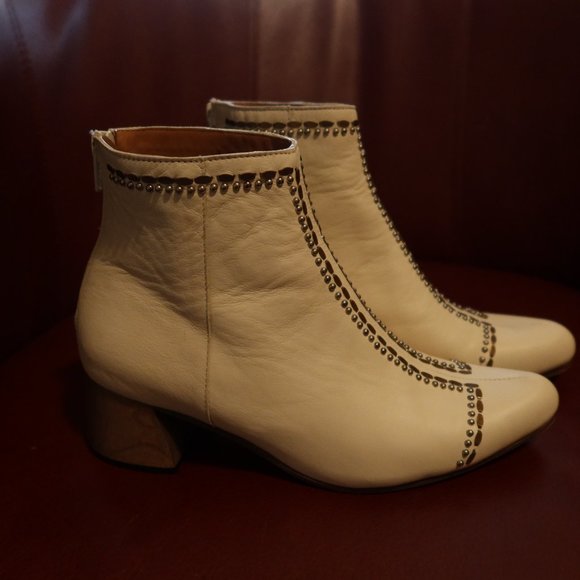 $645 Calleen Cordero Boots off-white/cream leather w brass and nickel studs 7 - Picture 8 of 16